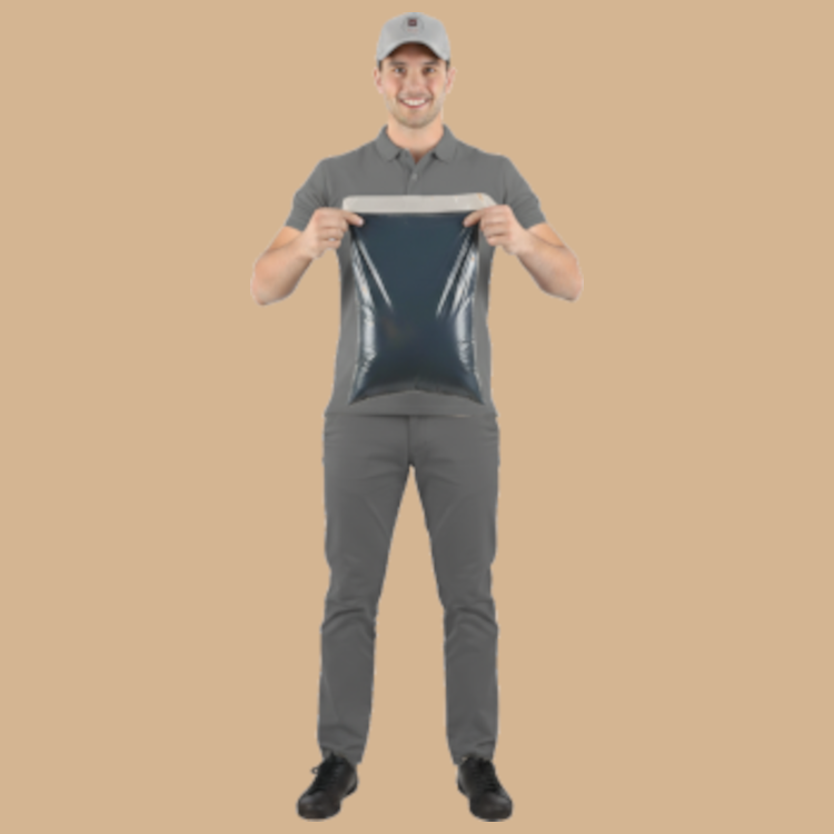 Homem segurando preto grande